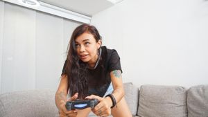 Colombian Gamer Girl Strips While Playing For Masturbation - Photo 30
