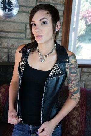 Blonde Teen Lesbians Double Team Emo Friend - Photo 104