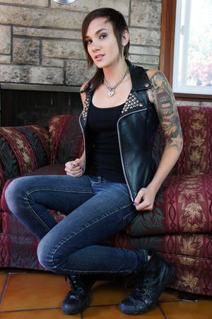 Blonde Teen Lesbians Double Team Emo Friend - Photo 106