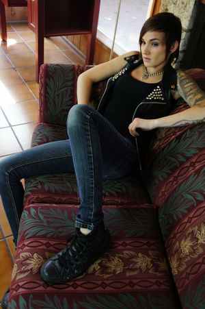 Blonde Teen Lesbians Double Team Emo Friend - Photo 111