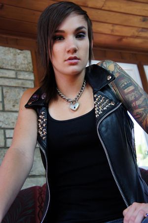 Blonde Teen Lesbians Double Team Emo Friend - Photo 115