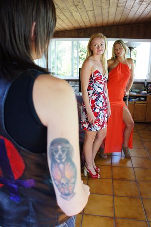 Blonde Teen Lesbians Double Team Emo Friend - Photo 148