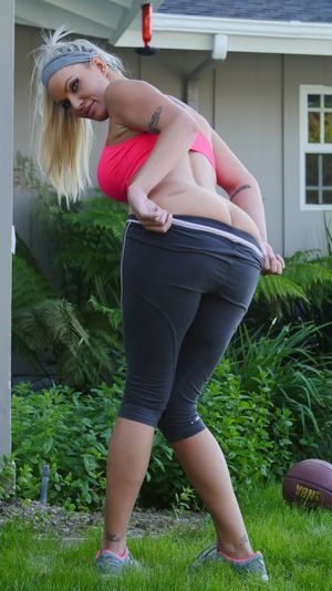 Busty lesbian basketball coach Savannah Snow licks her student - Photo 715
