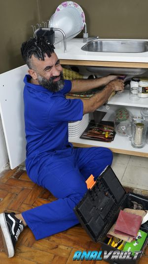 Plumber pulls a dildo from Loirinha do Desejo’s drain and fills her ass next - Photo 164