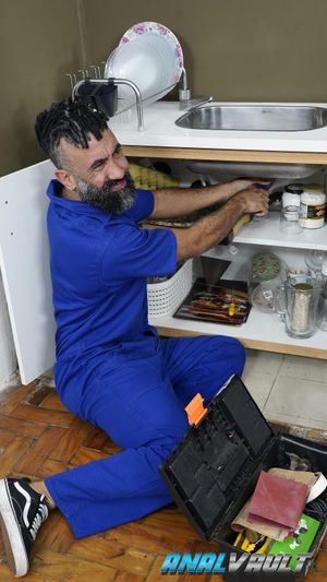 Plumber pulls a dildo from Loirinha do Desejo’s drain and fills her ass next - Photo 165