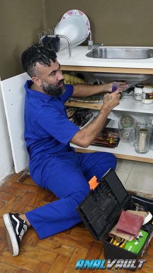 Plumber pulls a dildo from Loirinha do Desejo’s drain and fills her ass next - Photo 167