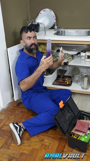 Plumber pulls a dildo from Loirinha do Desejo’s drain and fills her ass next - Photo 168