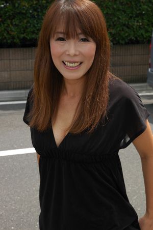 Eager Japanese cougar loves getting her pussy prodded - Photo 1