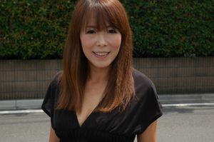 Eager Japanese cougar loves getting her pussy prodded - Photo 3