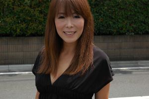 Eager Japanese cougar loves getting her pussy prodded - Photo 4