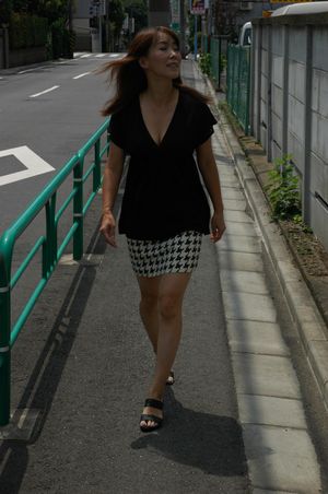 Eager Japanese cougar loves getting her pussy prodded - Photo 8