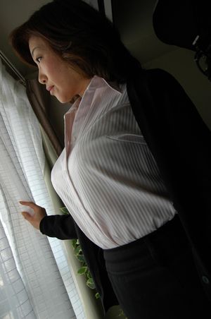 Mature Japanese secretary bends over to take cock deep - Photo 27