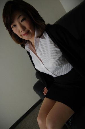 Mature Japanese secretary bends over to take cock deep - Photo 38