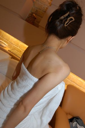 Seductive cougar spreads her slender legs for creampie - Photo 201