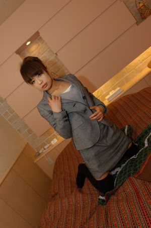 Seductive cougar spreads her slender legs for creampie - Photo 26