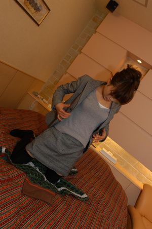 Seductive cougar spreads her slender legs for creampie - Photo 28