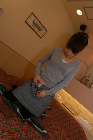 Seductive cougar spreads her slender legs for creampie - Photo 35