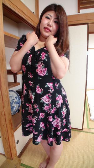 Curvy Japanese MILF gets her tits teased before sex and creampie - Photo 27