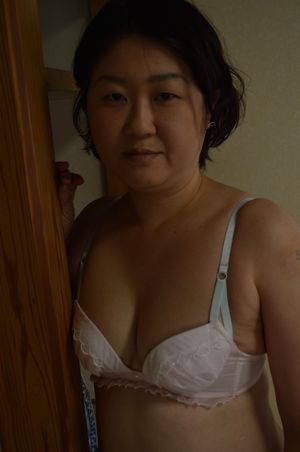 Amateur Japanese MILF loves getting her hairy pussy penetrated - Photo 37