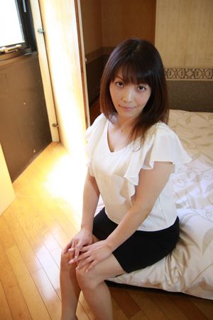Professional Japanese cougar knows her way around a hard cock - Photo 54
