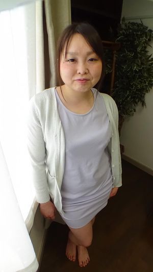 Chubby Japanese MILF invites with her shaved pussy - Photo 12