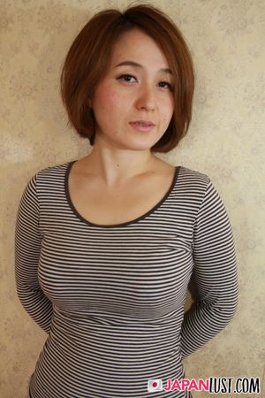 Busty Japanese Cougar Amateur Gets Big Creampie Present - Photo 112