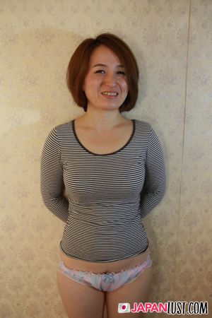 Busty Japanese Cougar Amateur Gets Big Creampie Present - Photo 125