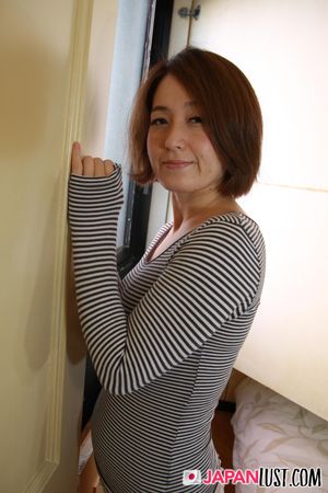 Busty Japanese Cougar Amateur Gets Big Creampie Present - Photo 53
