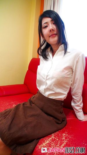 Skinny Japanese Cougar POV Sex - Photo 6