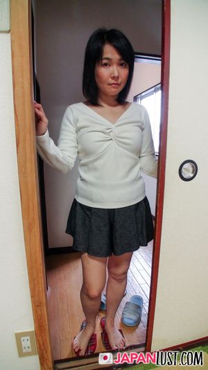 Amateur Japanese Cougar Feels POV Creampie Dump Into Her - Photo 1