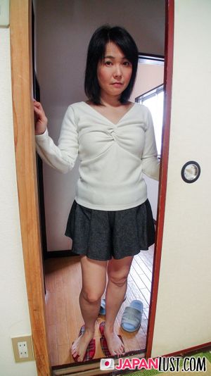 Amateur Japanese Cougar Feels POV Creampie Dump Into Her - Photo 2