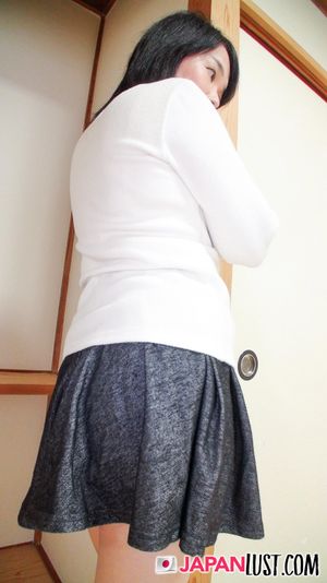 Amateur Japanese Cougar Feels POV Creampie Dump Into Her - Photo 36