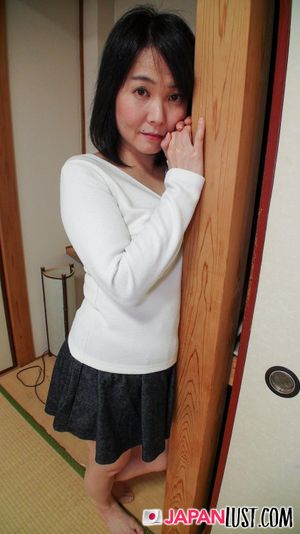 Amateur Japanese Cougar Feels POV Creampie Dump Into Her - Photo 39