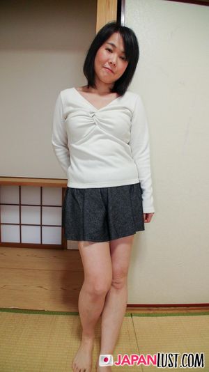 Amateur Japanese Cougar Feels POV Creampie Dump Into Her - Photo 41