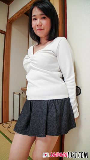Amateur Japanese Cougar Feels POV Creampie Dump Into Her - Photo 45