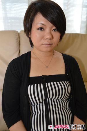 Chubby Japanese MILF Squirts For Pussy Attention - Photo 5