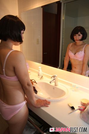 Japanese Amateur Cougar Rides POV Dick - Photo 29