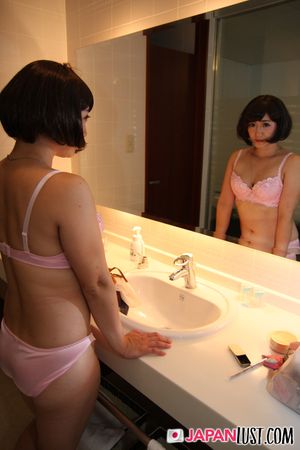 Japanese Amateur Cougar Rides POV Dick - Photo 30