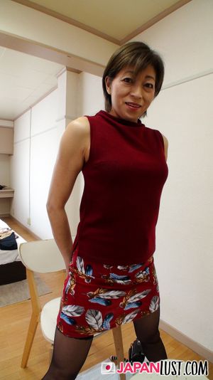 TIght Japanese Cougar Is So Wet For POV Creampie - Photo 15