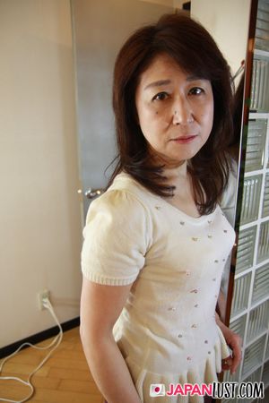 Mature Japanese Granny Hairy Pussy POV Sex - Photo 13