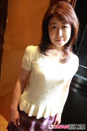 Mature Japanese Granny Hairy Pussy POV Sex - Photo 37