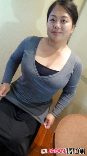 Chubby Japanese MILF Loves Feeling Cum Inside Her - Photo 3