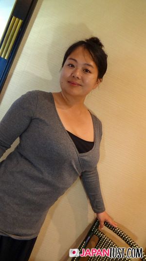 Chubby Japanese MILF Loves Feeling Cum Inside Her - Photo 30