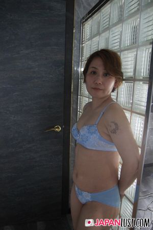 Japanese MILF Toys Herself Before POV Sex - Photo 114
