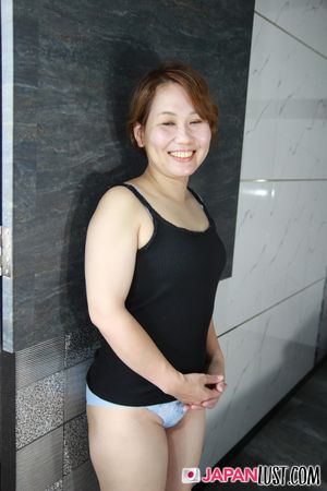 Japanese MILF Toys Herself Before POV Sex - Photo 54