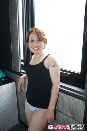 Japanese MILF Toys Herself Before POV Sex - Photo 77