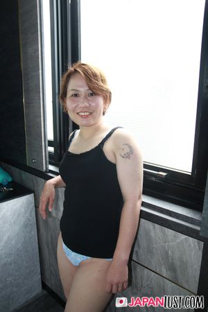 Japanese MILF Toys Herself Before POV Sex - Photo 78