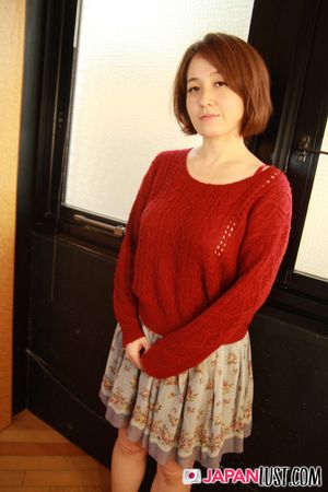 Japanese MILF Hairy Pussy Eager For POV Creampie - Photo 36
