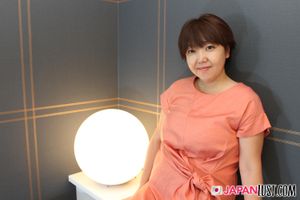 Curvy Japanese MILF Worships Cock For Creampie - Photo 35