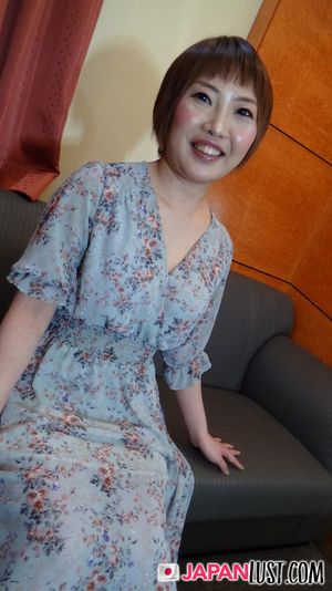 Shaved Pussy Japanese MILF Gets Big Creampie - Photo 39
